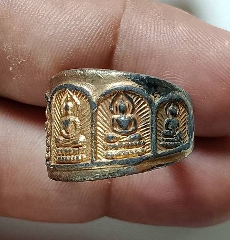 แหวนพระเจ้าห้าพระองค์ ด้านในแหวน ยันต์อักขระ 