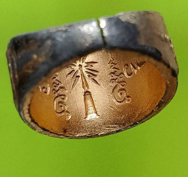 แหวนพระเจ้าห้าพระองค์ ด้านในแหวน ยันต์อักขระ 