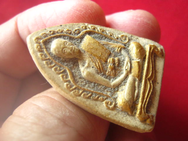 พระผงรูปเหมือนหลวงพ่อเล็ก วัดราษฎร์บำรุง (หงอนไก่) สมุทรสาคร ปี 2519 เนื้อผงพุทธคุณทาทอง เก่าเก็บ