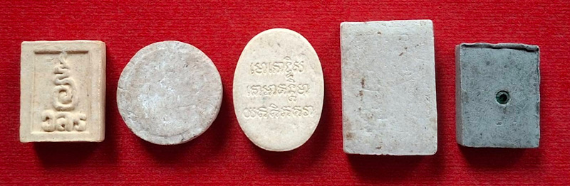 พระผงสาริกาคู่ คละที่ตามในภาพ จำนวน5องค์