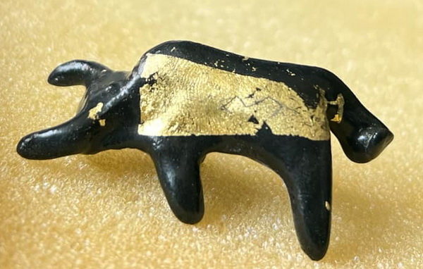 วัวธนู หลวงพ่อสังข์ วัดนากันตม จ.ศรีสะเกษ อุดผงวิเศษเนื้อผง ว่าน108ชนิด ผสมครั่งพุทรา ปิดทองพร้อมจาร