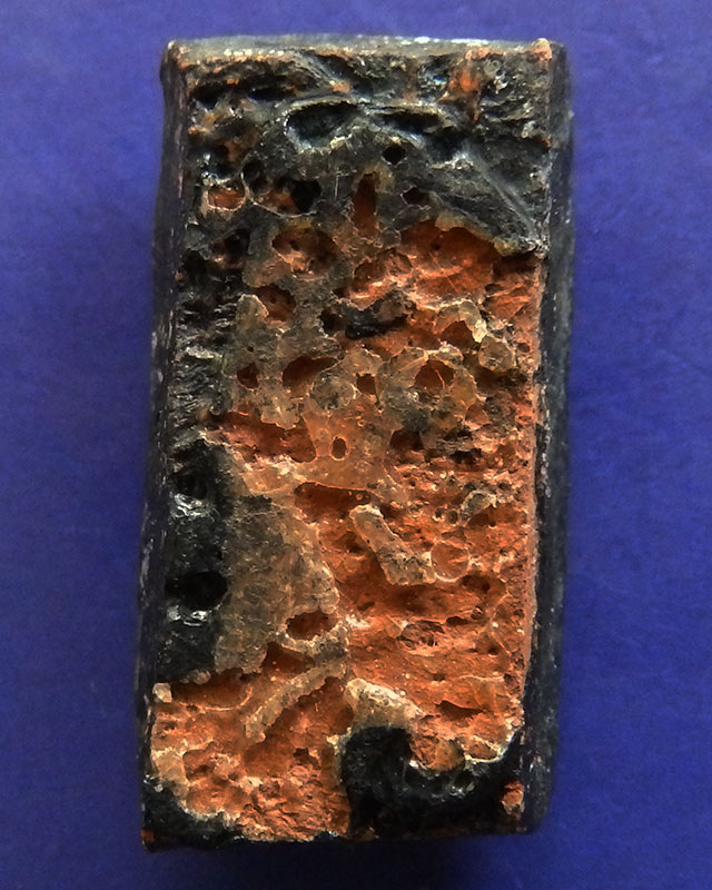 ยันต์ อุ เนื้อดินเผา ลงรัก ยาว 2.3 ซ.ม. พระบ้านเก่าเก็บหลายสิบปี