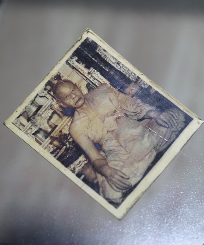 A506รูปถ่ายขาวดำเก่า หลวงพ่อเงิน วัดดอนยายหอม ขนาด 3 x 3.5 ซ.ม.