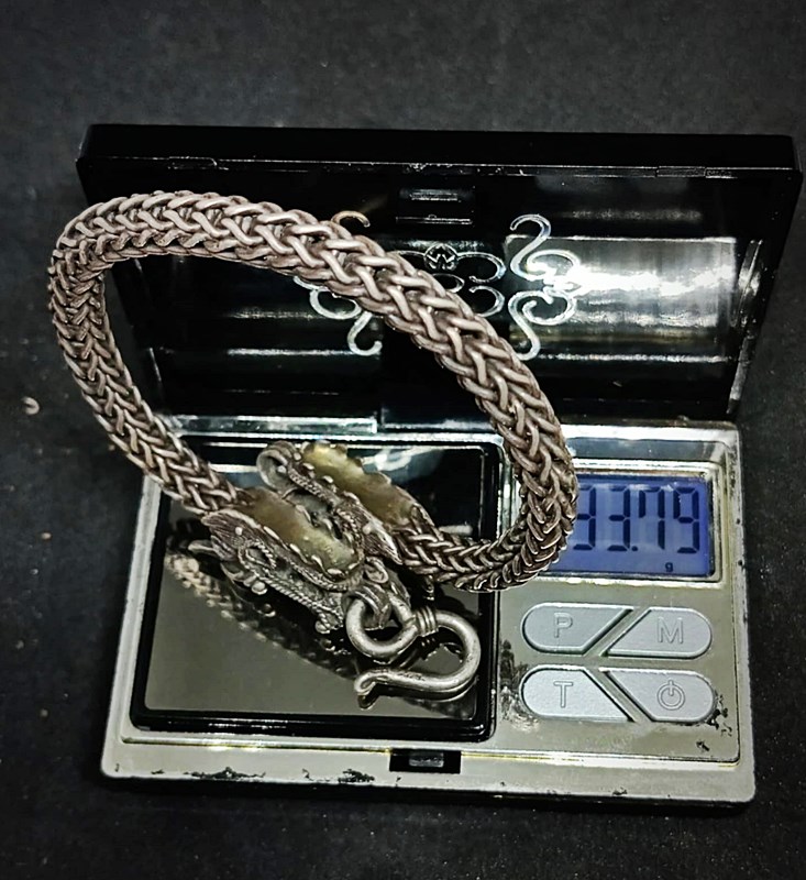 สร้อยข้อมือ เนื้อเงินปั้ม 92.5% ลายหัวมังกร รมดำ หนักประมาณ 2 บาทกว่าๆ แน่นๆหนาๆ ยาว8นิ้ว (20.5Cm)