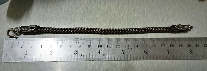 สร้อยข้อมือ เนื้อเงินปั้ม 92.5% ลายหัวมังกร รมดำ หนักประมาณ 2 บาทกว่าๆ แน่นๆหนาๆ ยาว8นิ้ว (20.5Cm)