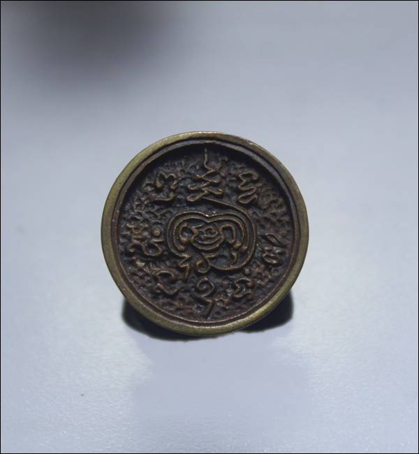 A152ล้อแม็กเล็กพระธรรมจักรหล่อปี39 หลวงพ่อมี วัดมารวิชัย เนื้อนวะ มีโค๊ดมะ 1โค๊ด สภาพสวยๆเดิมครับ