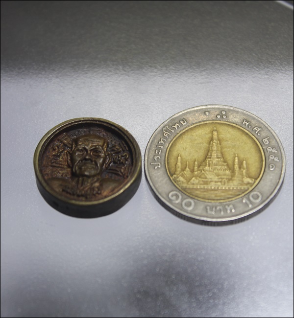 A152ล้อแม็กเล็กพระธรรมจักรหล่อปี39 หลวงพ่อมี วัดมารวิชัย เนื้อนวะ มีโค๊ดมะ 1โค๊ด สภาพสวยๆเดิมครับ