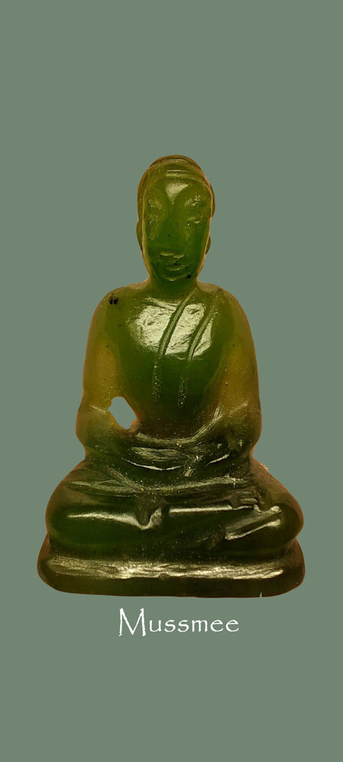 พระหยก วัดพระแก้ว เชียงราย พระดีพิธีใหญ่ ในหลวงรัชการที่ 9 เสด็จมาเป็นประธานในพิธี พระสวยยยยย )