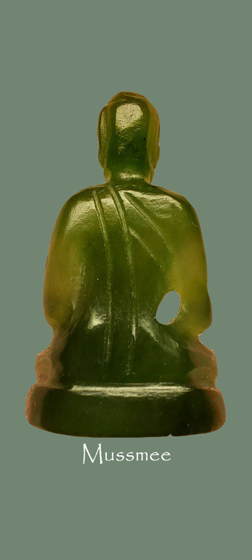 พระหยก วัดพระแก้ว เชียงราย พระดีพิธีใหญ่ ในหลวงรัชการที่ 9 เสด็จมาเป็นประธานในพิธี พระสวยยยยย )