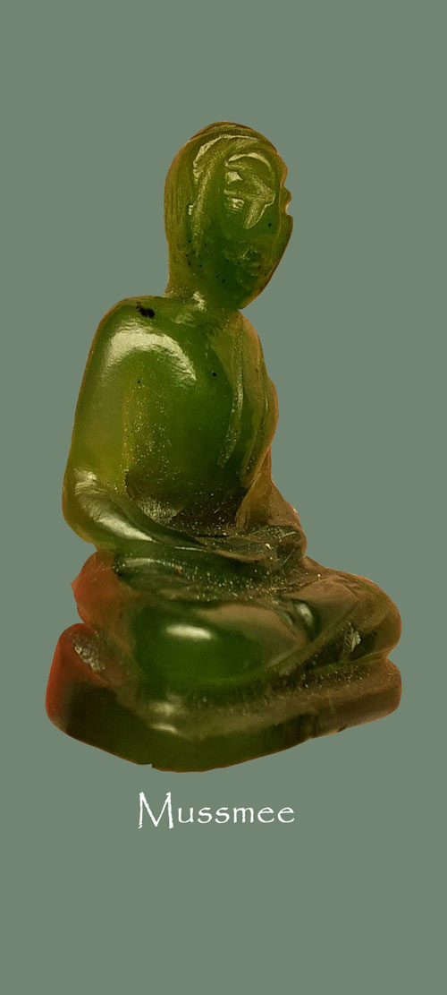 พระหยก วัดพระแก้ว เชียงราย พระดีพิธีใหญ่ ในหลวงรัชการที่ 9 เสด็จมาเป็นประธานในพิธี พระสวยยยยย )