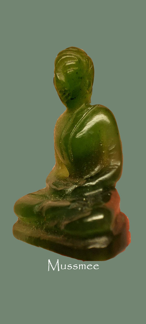 พระหยก วัดพระแก้ว เชียงราย พระดีพิธีใหญ่ ในหลวงรัชการที่ 9 เสด็จมาเป็นประธานในพิธี พระสวยยยยย )