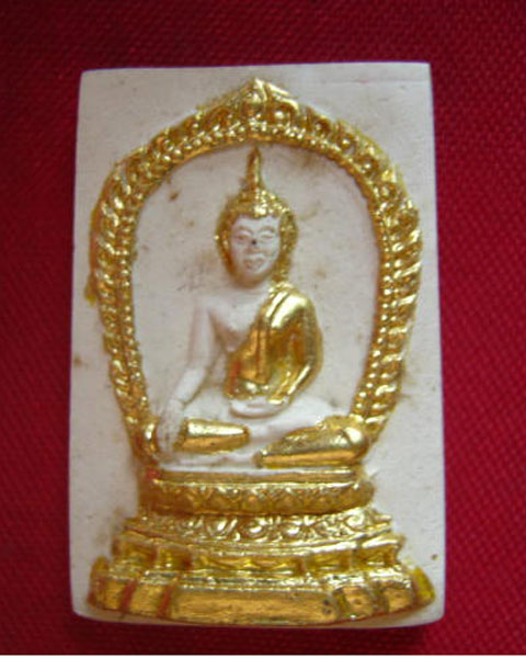 พระพุทธเนื้อผงปัดทอง หลังรูปเหมือนหลวงพ่อเล็ก วัดราษฎร์บำรุง (หงอนไก่) สมุทรสาคร ปี 2519 