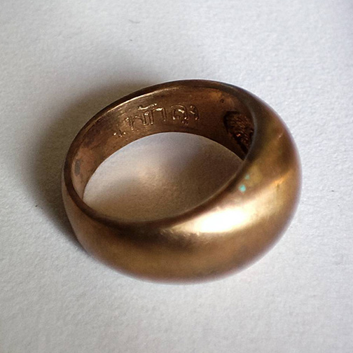 เขาอ้อ มงคลจักรวาลพุทธาคมเขาอ้อปี 45 แหวนปลอกมีด *** เนื้อนว ะโลหะแก่ทองคำ**ท่านขุนพันธ์ฯเป็นเจ้าพิธ