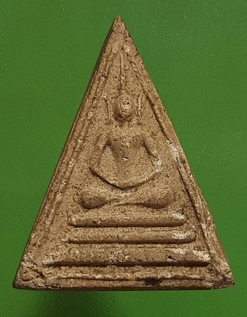 พระสมเด็จ พิมพ์สามเหลี่ยม เนื้อแห้ง เก่าไม่ทราบที่