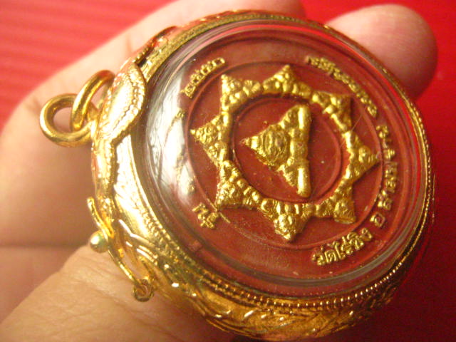 หลวงพ่อวัดไร่ขิง รุ่นมหามงคล วัดไร่ขิง นครปฐม ปี 2550 เนื้อผงปัดทอง