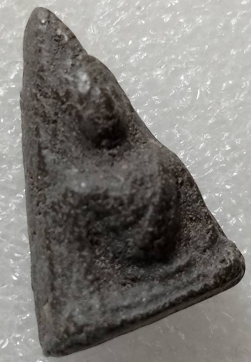 พระสมเด็จนางพญา ด้านหลังฝังพลอย 