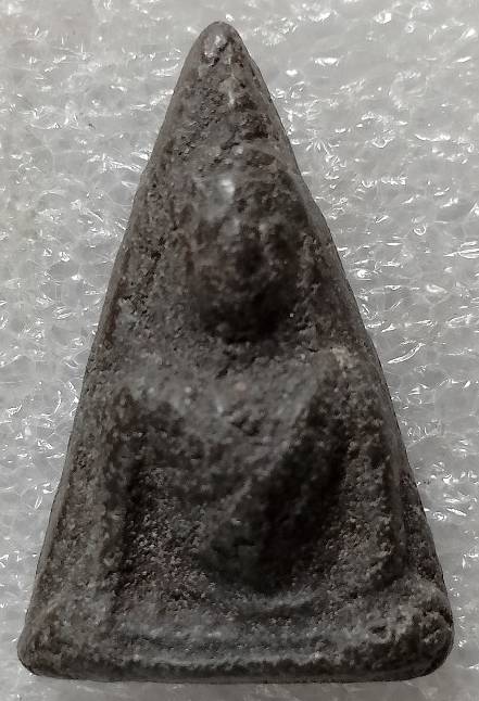 พระสมเด็จนางพญา ด้านหลังฝังพลอย 