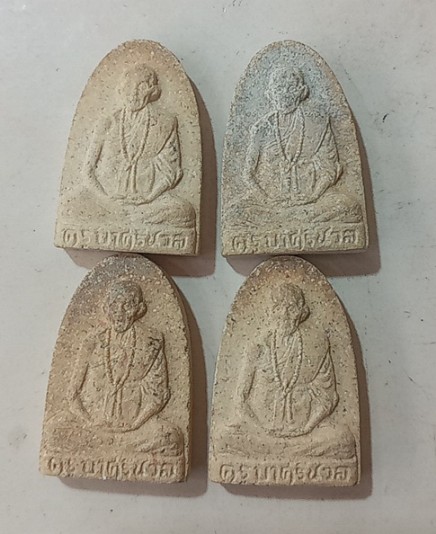 พระผงรุ่นแรกครูบาศรีนวล  วัดเจริญเมืองเชียงราย 4 องค์