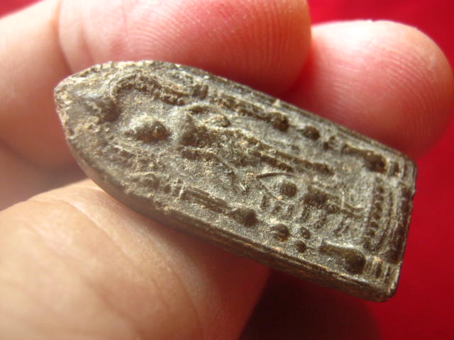 พระกำแพงนิ้วเนื้อผง ปางประสูติ หลังยันต์ เก่าไม่ทราบที่