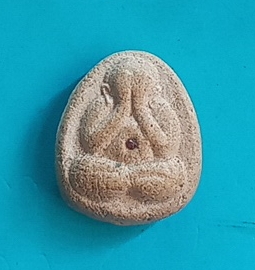 พระปิดตาฝังพลอยที่สะดือหลังโรยแร่มียันต์