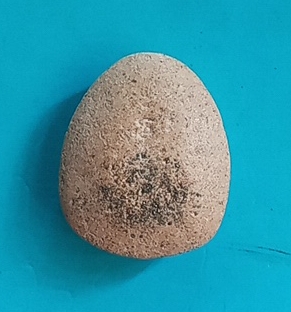 พระปิดตาฝังพลอยที่สะดือหลังโรยแร่มียันต์