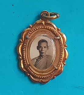 รูปถ่ายเกจิแมงกะบี้อลูมิเนียมหลังยันต์ห้าไม่ทราบที่