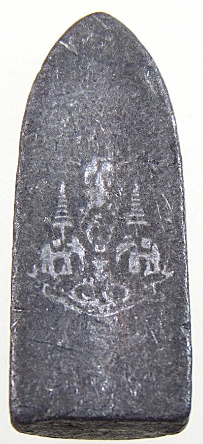 ๒๐ พระรอด หลังตราสัญลักษณ์ ปีกาญจนาภิเษก ( เนื้อตะกั่ว )