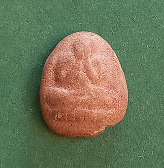 พระปิดตาเนื้อผงเก่าหลังตัวหนังสือยันต์/อะลึกลับไม่ทราบที่