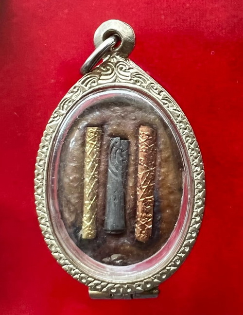 ล็อกเก็ต ปางประทานพร ปี39 หลวงปู่สรวง เทวดาเดินดิน ด้านหลังอุดมวลสาร ฝังตะกรุด 3 กษัตริย์