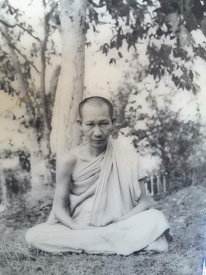 หลวงพ่อเกษม เขมโก สุสานไตรลักษณ์ จ.ลำปาง รุ่นสุริยุปราคา ปี 2538 ( ตะกรุดเงิน ) (2)
