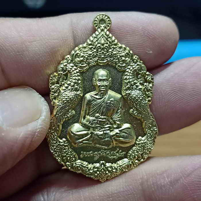 1-219 เหรียญรวยล้นฟ้า หลวงพ่อพัฒน์ วัดห้วยด้วย จ.นครสวรรค์ ปี 2563 เนื้อชอบทอง เลข 157 กล่องเดิม