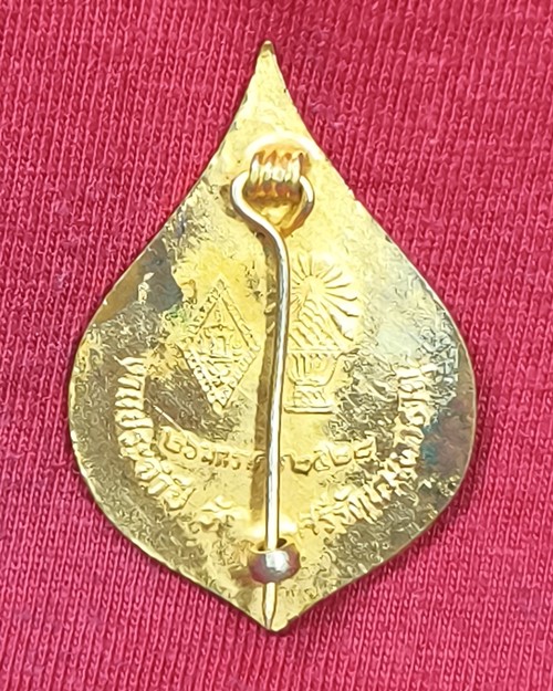 เหรียญเข็มกลัดพระพุทธชินราช กะไหล่ทองลงยา ปี28