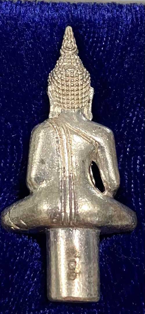 พระยอดธง มงคลละโว้(( เนื้อเงิน )) หลวงพ่อเพี้ยน วัดเกริ่นกฐิน ปี52 โค๊ด วฐ หมายเลข 902 พร้อมกล่องครั