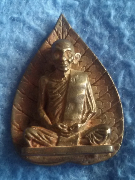 รูปเหมือนใบโพธิ์ หลวงพ่อเส็ง วัดบางนา จ. ปทุมธานี เนื้อนวะโลหะ ตอกหมายเลข 75