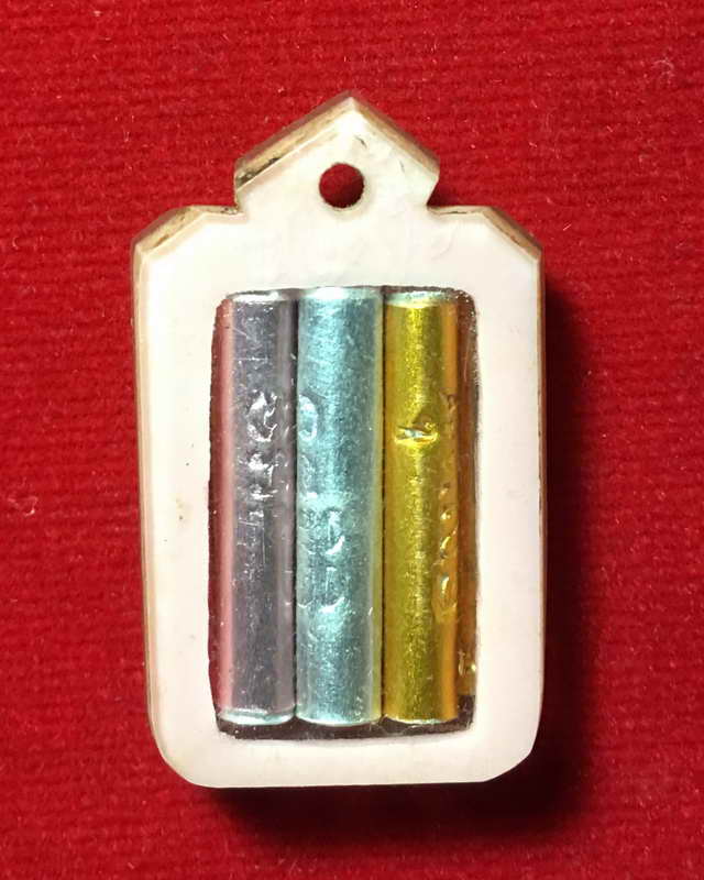 เหรียญกะหลั่ยทองหลังตะกรุด3กษัตริย์พระพุทธชินราช เลือยมเก่า สภาพสวย