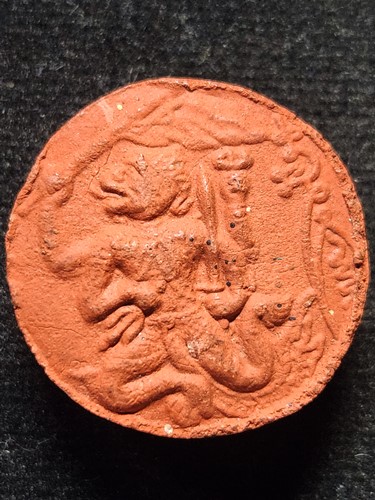 วัดเนินสุทธาวาส ชลบุรี  พระปิดตาหลังหนุมาน หลวงปู่เกลี้ยง เนื้อแดง 