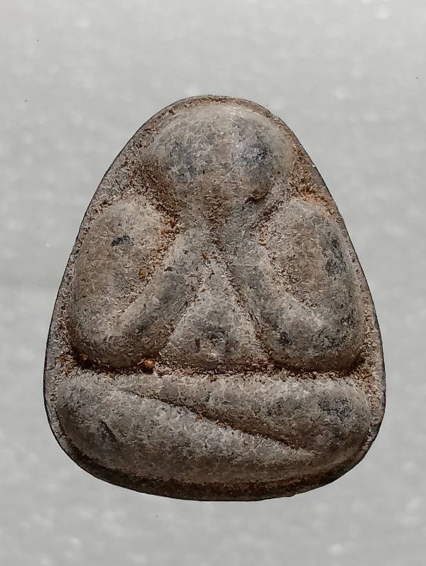 พระปิดตาหลังยันต์ กรุสำนักขาม บ้านบึง ชลบุรี 