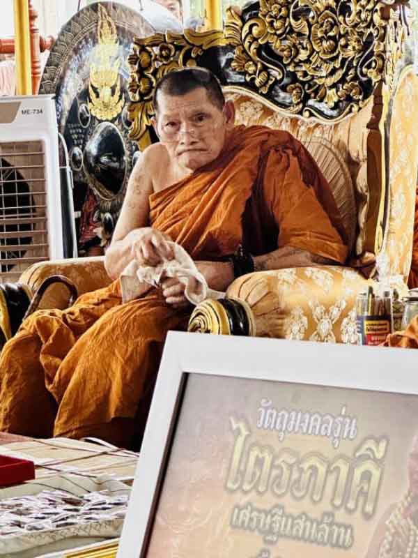 พระผงท้าวเวสสุวรรณ หลังฝังตะกรุด ฝังแร่ ฝั่งจีวร รุ่นไตรภาคีเศรษฐีแสนล้าน หลวงปู่มหาศิลาปลุกเสก