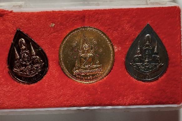 พระชุด พิธีมหาพุทธาภิเษก ณ วัดพระศรีรัตนศาสดาราม รุ่นร่ำรวย มั่งมี ศรีสุข + กล่องใหญ่
