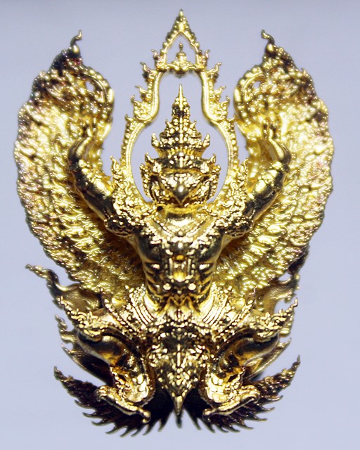 A548พญาครุฑเทวราช พิธีโดย อาจารย์วราห์ ปุญญวโร วัดโพธิ์ทอง กทม. เนื้อทองเทวฤทธิ์ชุบทอง พิมพ์เล็ก 2.9