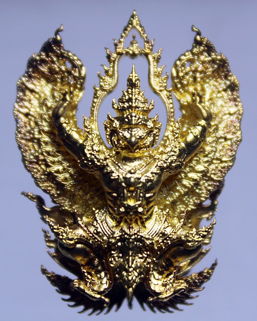 A548พญาครุฑเทวราช พิธีโดย อาจารย์วราห์ ปุญญวโร วัดโพธิ์ทอง กทม. เนื้อทองเทวฤทธิ์ชุบทอง พิมพ์เล็ก 2.9