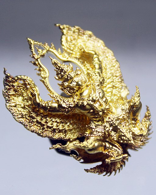 A548พญาครุฑเทวราช พิธีโดย อาจารย์วราห์ ปุญญวโร วัดโพธิ์ทอง กทม. เนื้อทองเทวฤทธิ์ชุบทอง พิมพ์เล็ก 2.9