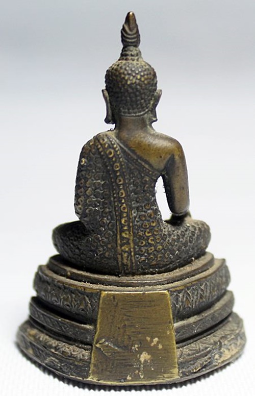 A542พระบูชา ตั้งหน้ารูป จีวรลายดอก หน้าตัก 1 นิ้ว สูง 2.5 นิ้ว มีตะกรุด 2 ดอก ไม่ทราบที่