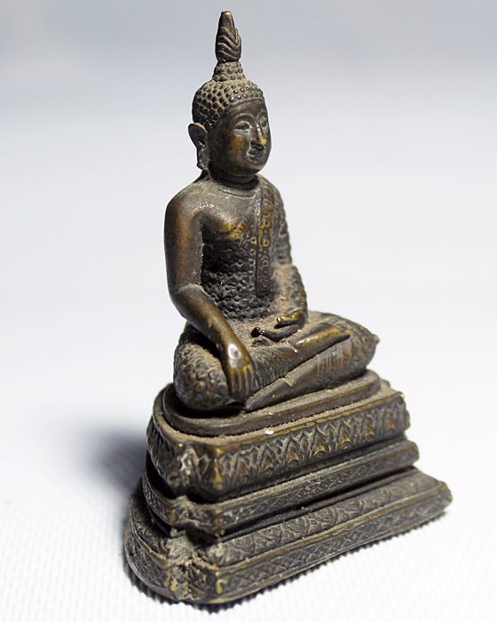 A542พระบูชา ตั้งหน้ารูป จีวรลายดอก หน้าตัก 1 นิ้ว สูง 2.5 นิ้ว มีตะกรุด 2 ดอก ไม่ทราบที่
