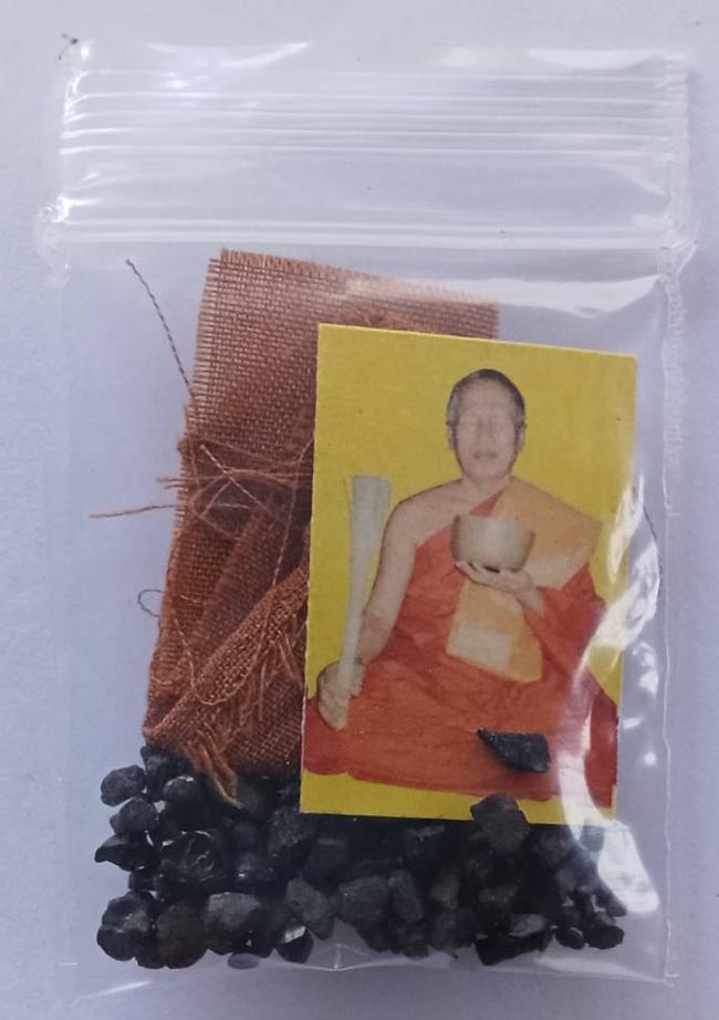 รูป จีวร แร่ หลวงพ่ออุทัย วัดเกาะตาพุด ราชบุรี