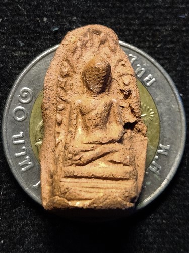 วัดมหาวัน จ.ลำพูน พระรอดมหาวัน หลังดอกจันทร์  พิธีใหญ่ รุ่น 1200 ปี สร้างในปี 2528