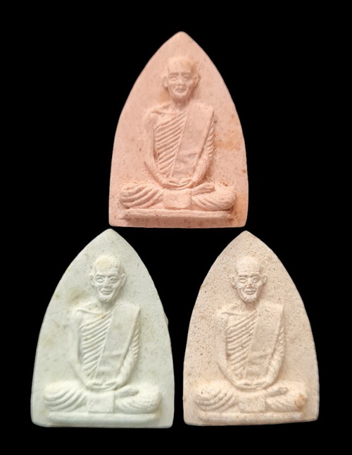 เคาะแรกแดง..พระผงกลีบบัวเล็ก ๒๐ รวม ๓ องค์..ยุวพุทธิกสมาคมชลบุรี สร้าง ลป.โต๊ะ เสก / ส่ง ems