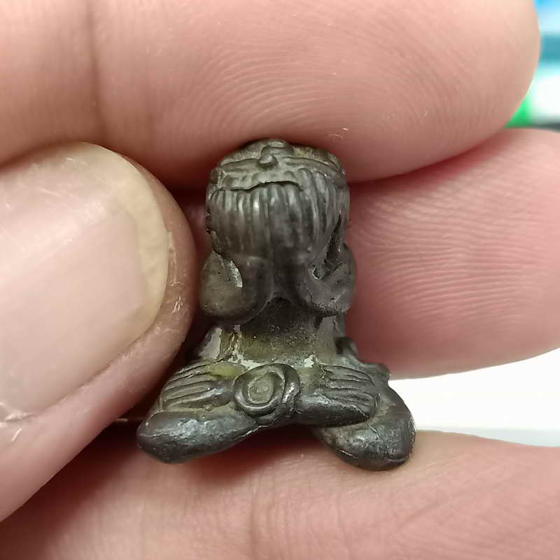 D832 ปิดตาหล่อลอยองค์ เนื้อโลหะ สภาพสวยเดิม ไม่ทราบที่ 