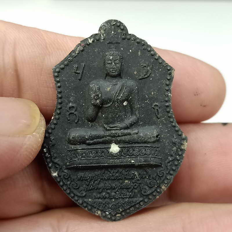 D845 พระผง พระประทาน หลังข้าวเวสสุวรรณ เนื้อผง สีดำ เมืองอู่ทอง สุพรรณบุรี ปี 2557 ไม่ทราบที่ออก