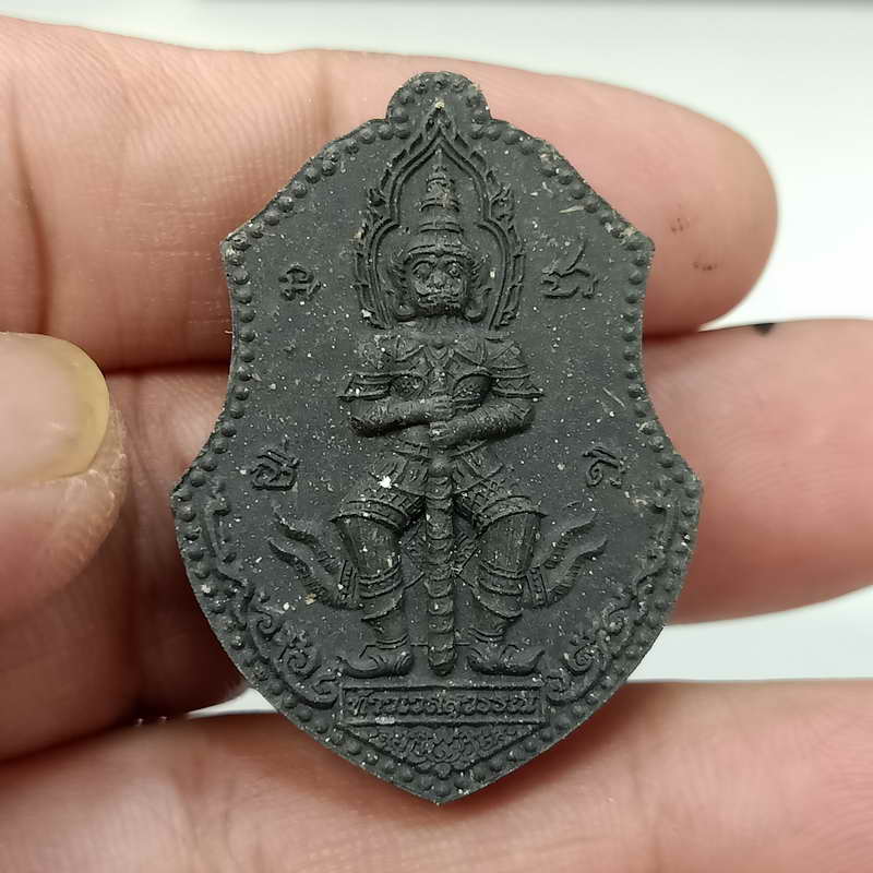 D845 พระผง พระประทาน หลังข้าวเวสสุวรรณ เนื้อผง สีดำ เมืองอู่ทอง สุพรรณบุรี ปี 2557 ไม่ทราบที่ออก